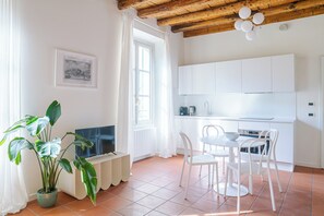 Kitchen and dining area - Como Center Studio, Como, Italy (Como)