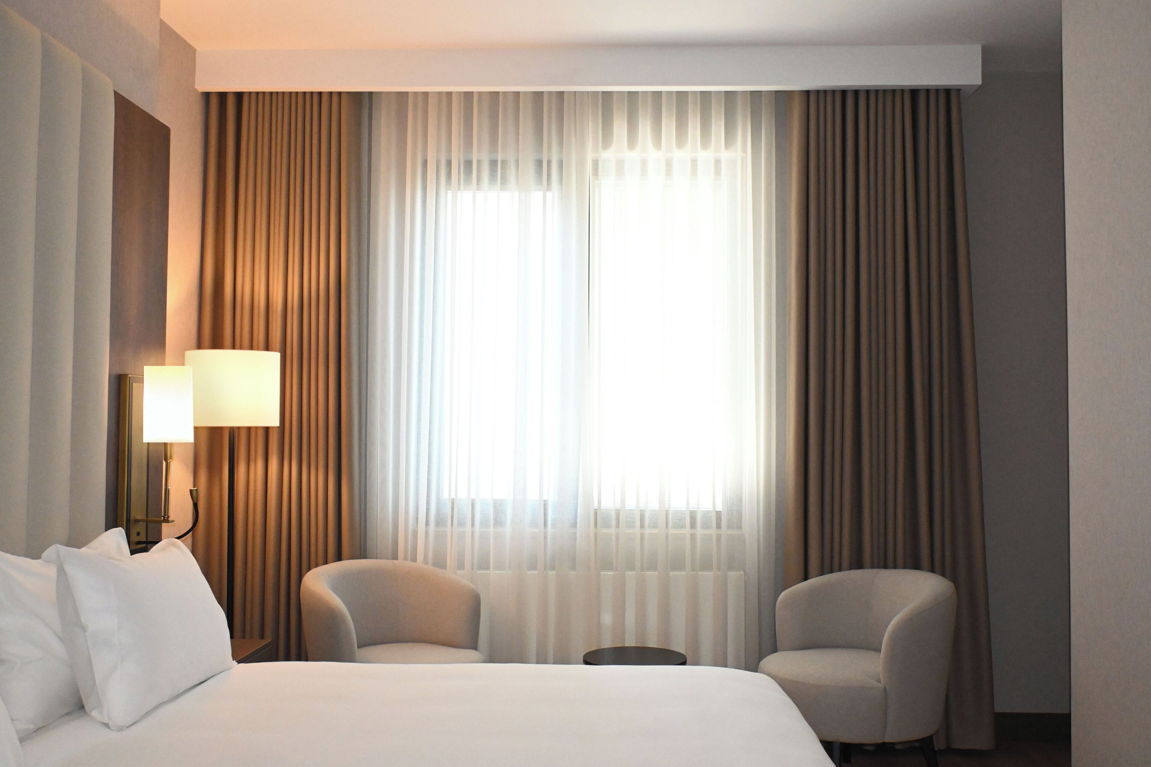 Deluxe Suite, 1 King Bed, Non Smoking, Corner