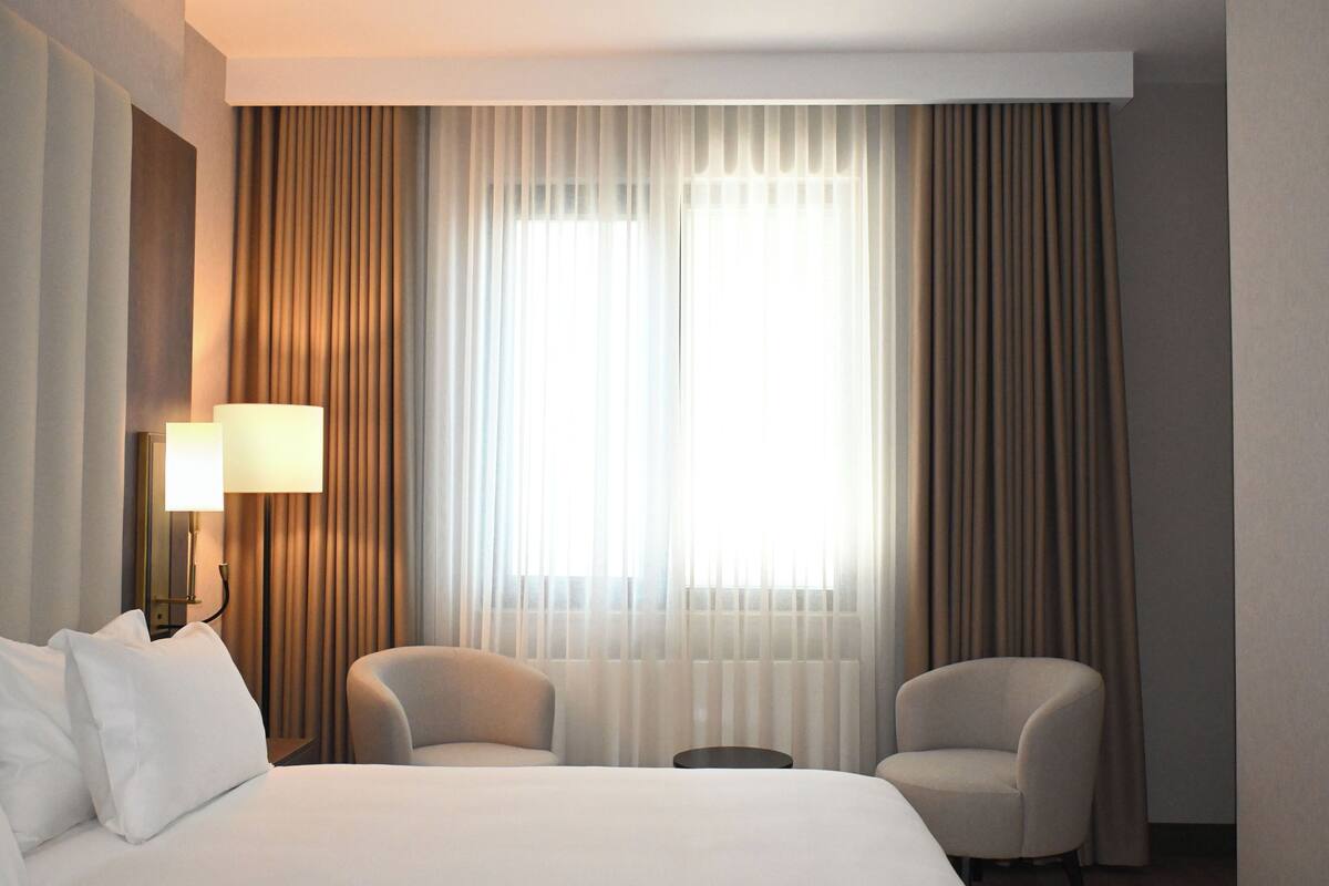 Deluxe-Suite, 1 King-Bett, Nichtraucher, Eckzimmer | Hochwertige Bettwaren, kostenlose Minibar, Zimmersafe, Schreibtisch