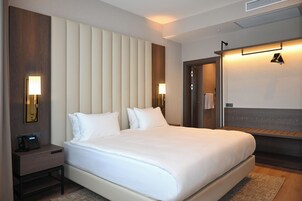 Suite, 1 cama de matrimonio grande, no fumadores | Ropa de cama de alta calidad y minibar con artículos gratuitos