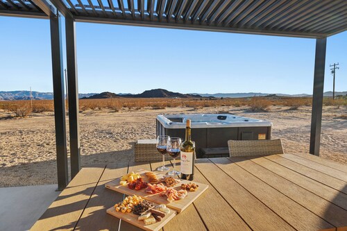 Luxury Desert Retreat on 5 Acres, Hot Tub, BBQ & Stargazing