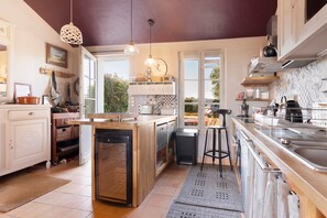 Wasserkocher mit Kaffee-/Teezubehör, Kühlschrank, Mikrowelle, Ofen