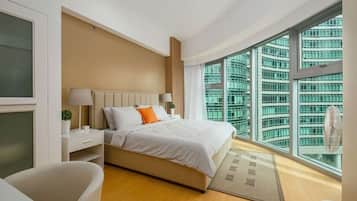 Iron/ironing board, bed sheets
