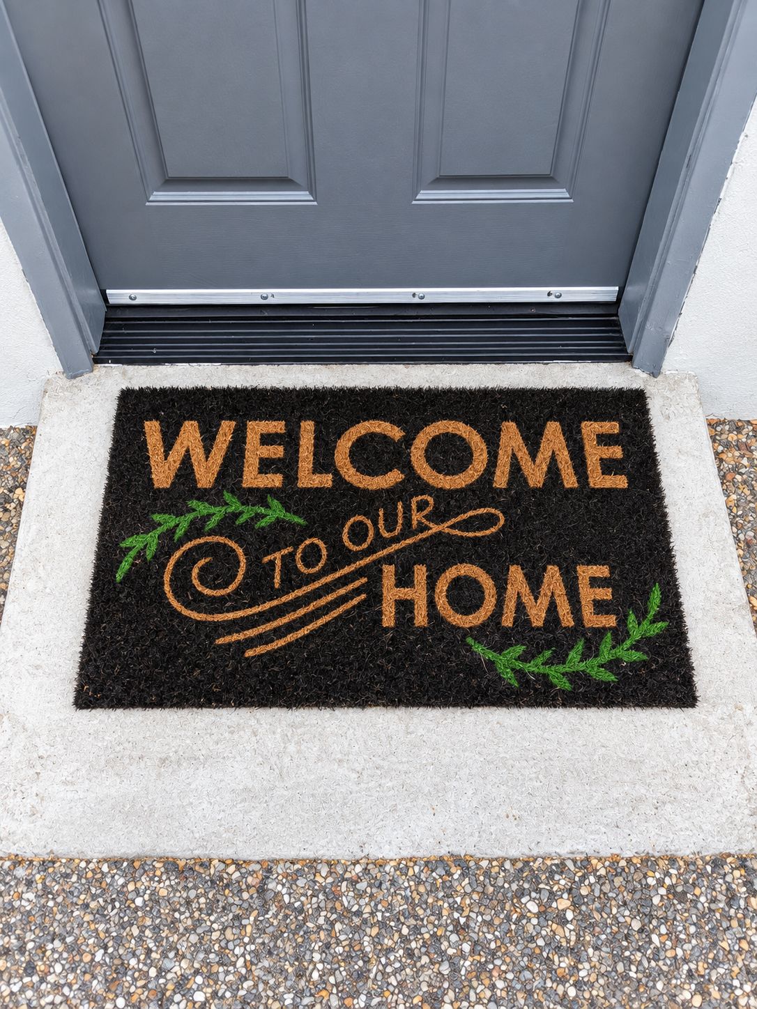 Una alfombra de bienvenida con la inscripción 'WELCOME TO OUR HOME' y elementos decorativos.