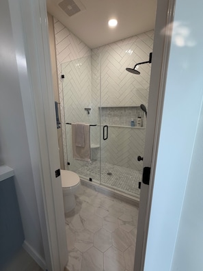 Shower, hair dryer, bidet, towels