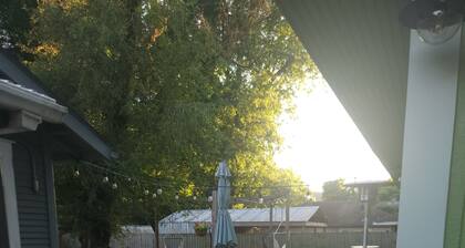 Cozy 1-bedroom 1910 efficiency apartment in charming Cave Springs with AC