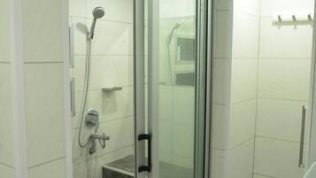 Haartrockner, Handtücher, Seife, Toilettenpapier