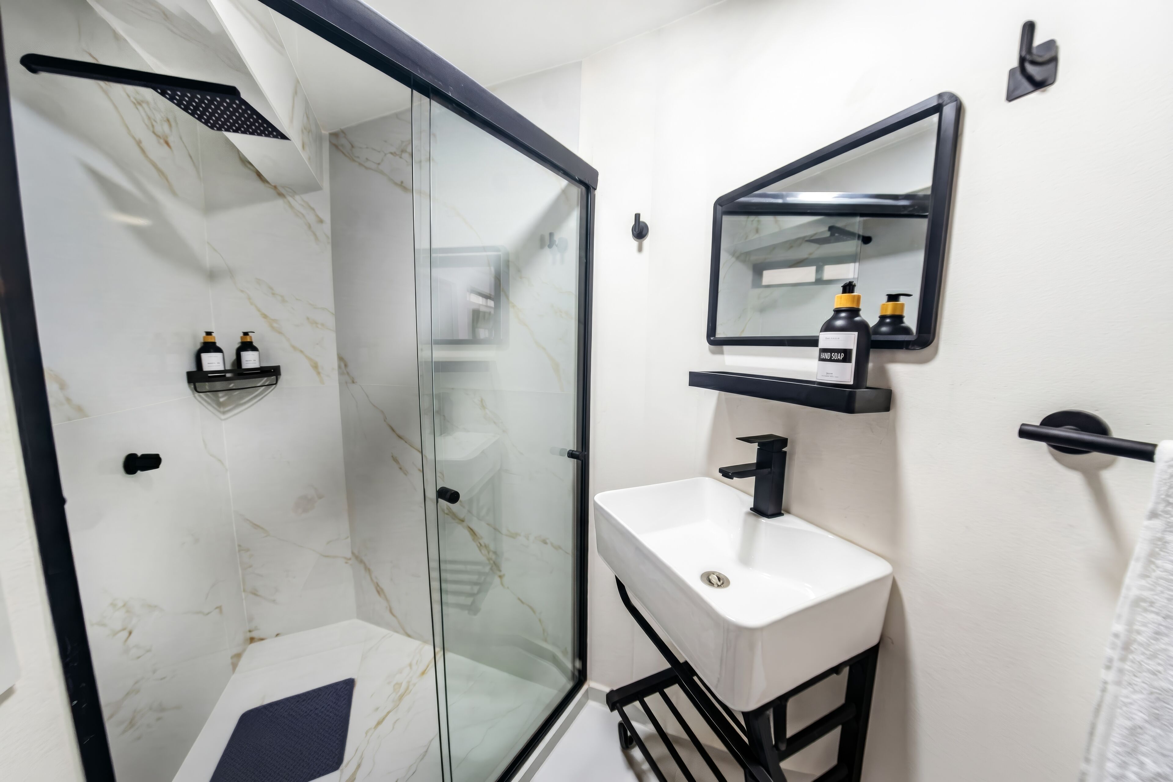 Habitación estándar, para no fumadores | Baño | Regadera, toallas, jabón, shampoo 