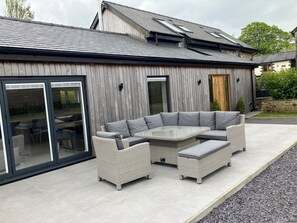 Outdoor dining - Luxury barn conversion, log burner, 83” TV, hot tub, EV charger, private parking (Carmarthen)