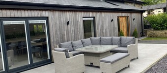 Luxury barn conversion, log burner, 83” TV, hot tub, EV charger, private parking