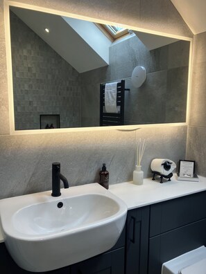 Shower, hair dryer, towels, soap - Luxury barn conversion, log burner, 83” TV, hot tub, EV charger, private parking (Carmarthen)