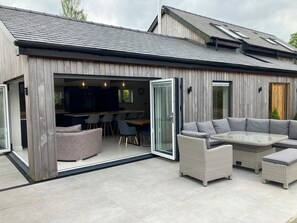 Outdoor dining - Luxury barn conversion, log burner, 83” TV, hot tub, EV charger, private parking (Carmarthen)