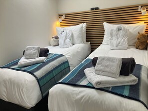 Iron/ironing board, WiFi, bed sheets - Luxury barn conversion, log burner, 83” TV, hot tub, EV charger, private parking (Carmarthen)