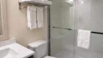 Douche, sĂšche-cheveux, bidet, serviettes fournies