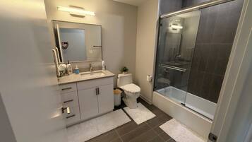 Dusche, Handtücher, Toilettenpapier