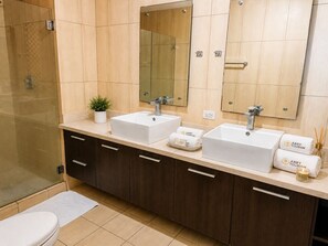 Bidet, toallas, jabón, papel de baño 