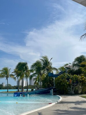 Una piscina al aire libre