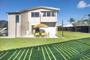Outdoor dining - Sunset on the Bay - Matakana Holiday Home (Algies Bay)