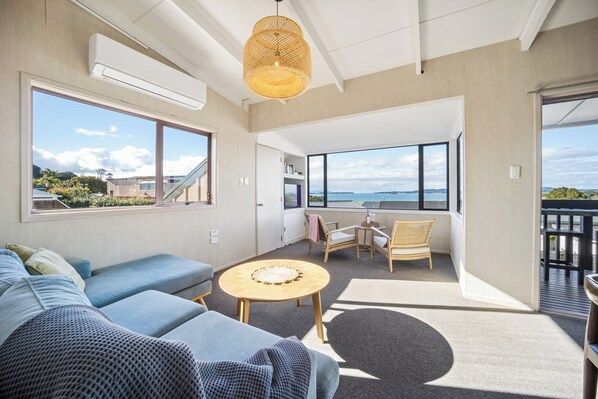 Living area - Sunset on the Bay - Matakana Holiday Home (Algies Bay)