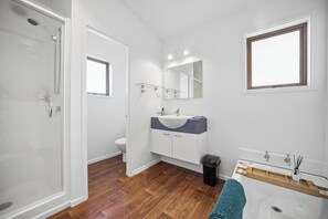 Bathroom - Sunset on the Bay - Matakana Holiday Home (Algies Bay)