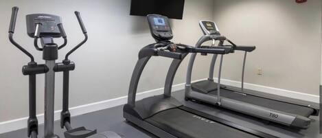 Ett gym med löpband och crosstrainers.