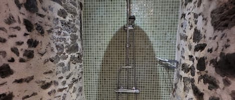 Douche, séchoir à cheveux, serviettes fournies, savon