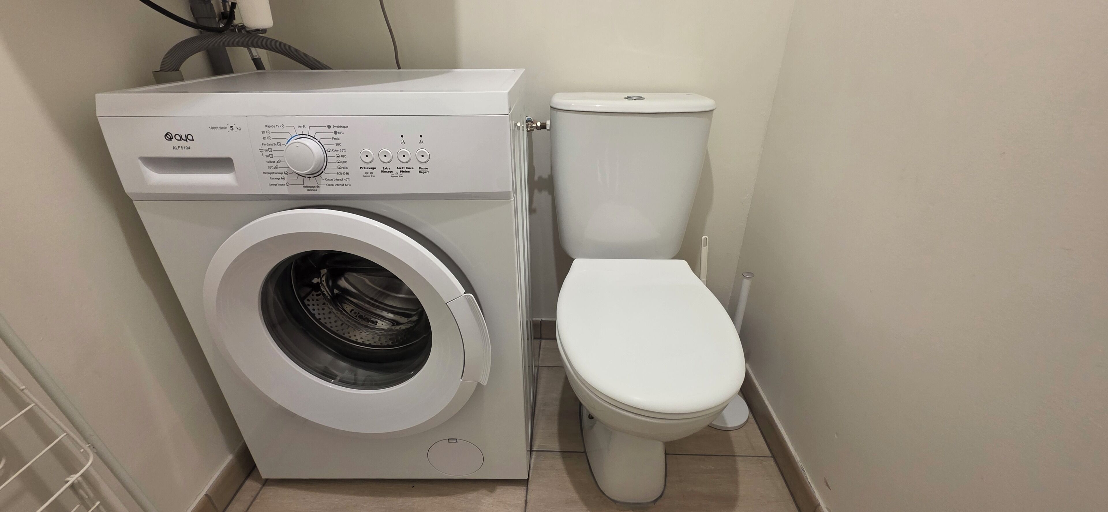 Douche, sèche-cheveux, serviettes fournies, papier toilette
