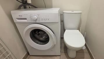 Douche, sĂšche-cheveux, serviettes fournies, papier toilette