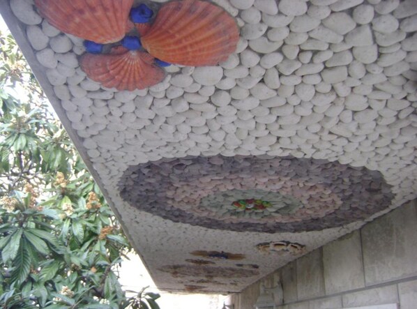 A ceiling with a decorative pattern of white pebbles and a circular design with a central hole. - Old Town Bay Cavtat Sea View (Konavle)
