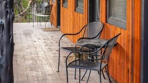 Terrace/patio - The Fantail at Nicole Creek Cabins (Waco)