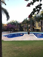 Una piscina al aire libre