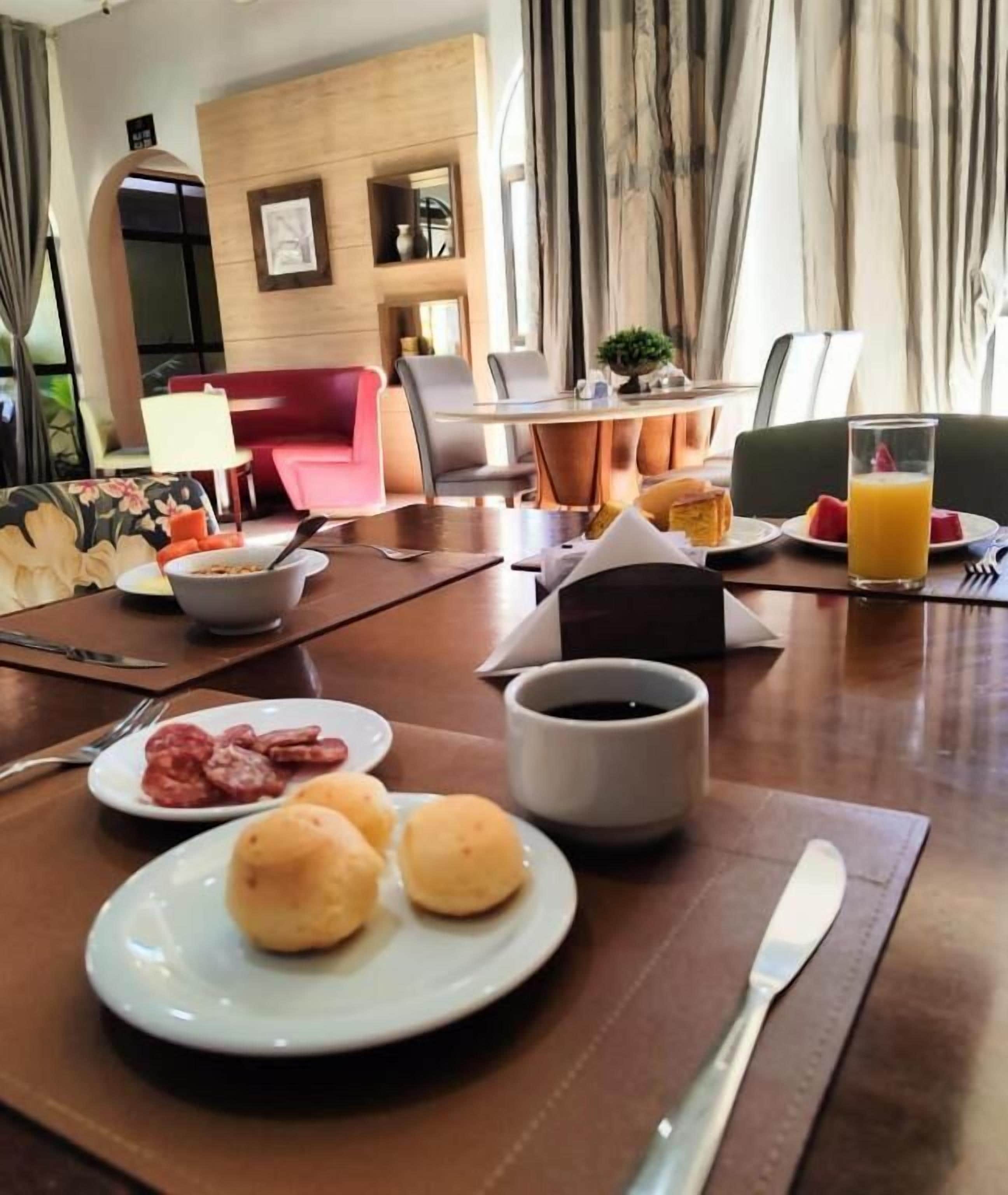 Café da manhã com buffet grátis todos os dias
