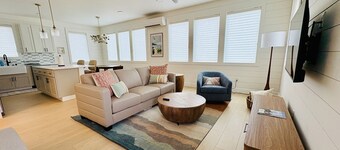 Stylish and peaceful, walkable to airport - 2 bed 1.5 bath cottage