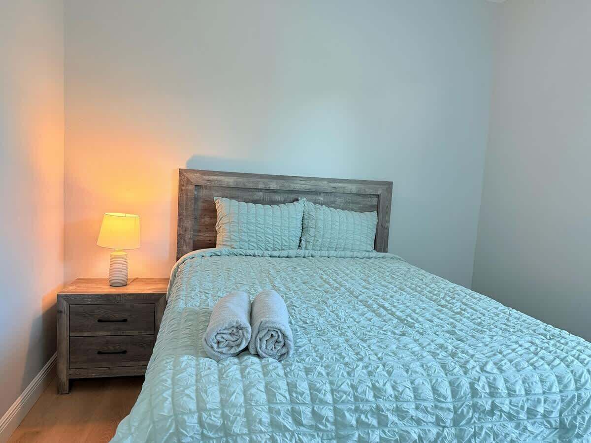 3 habitaciones, tabla de planchar con plancha, wifi y ropa de cama 