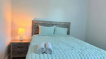 3 habitaciones, tabla de planchar con plancha, wifi y ropa de cama