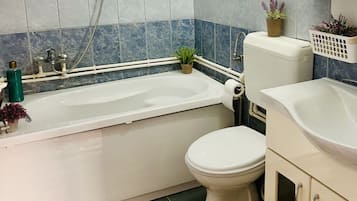 ヘアドライヤー、タオル、石鹸、トイレットペーパー