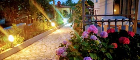 Appartement (One Bedroom Apartment with Terrace) | Jardin