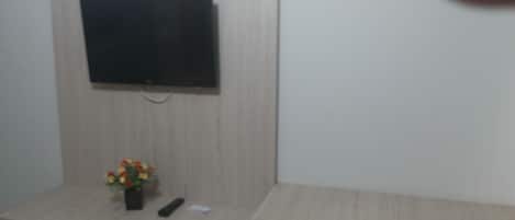 Deluxe Apartment, Pool View | Interior
