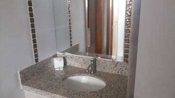 Deluxe Apartment, Pool View | Bathroom