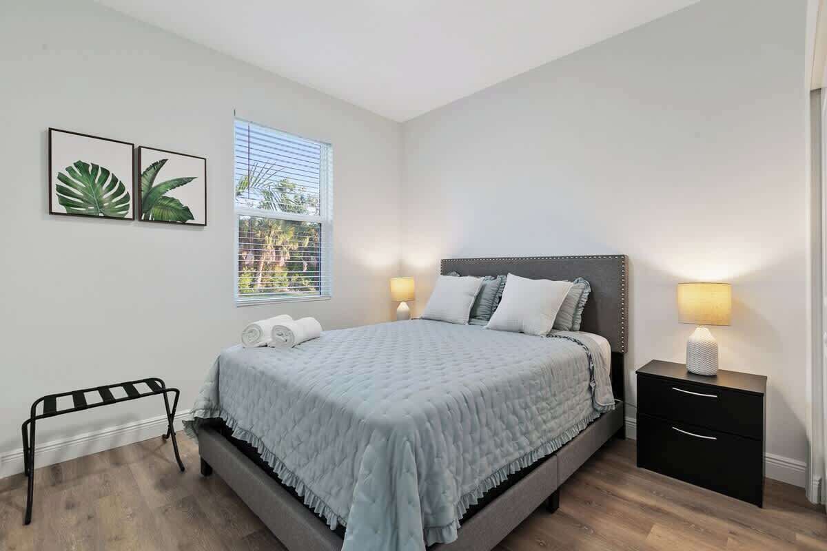 4 bedrooms, iron/ironing board, WiFi, bed sheets