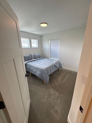 3 habitaciones, tabla de planchar con plancha, wifi y ropa de cama 