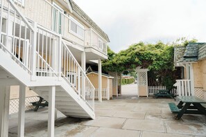 Terrace/patio - Green Gables Beach Resort (Osoyoos)