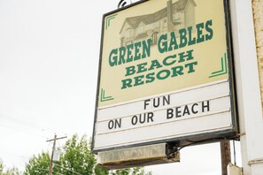 Exterior detail - Green Gables Beach Resort (Osoyoos)