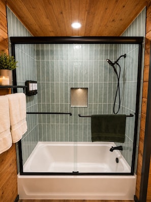 Douche, sèche-cheveux, serviettes fournies, savon