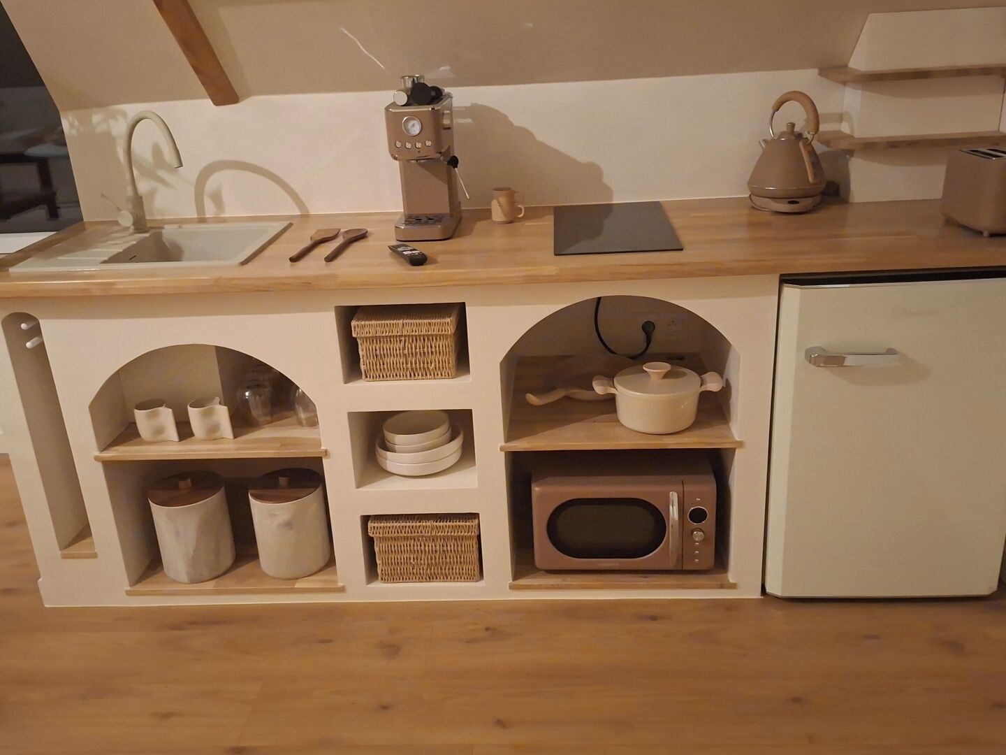 Réfrigérateur, micro-ondes, four, plaque de cuisson