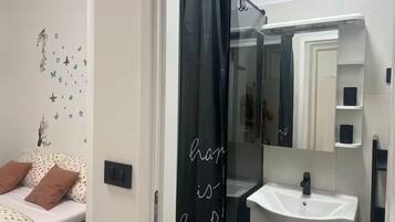 Habitació doble (Double Room) | Bany | Dutxa i tovalloles