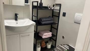 Double Room (Double Room) | Bathroom | Shower, towels