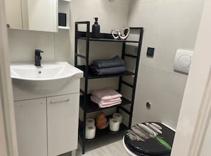 Double Room (Double Room) | Bathroom | Shower, towels - Camera Munz (Pula)