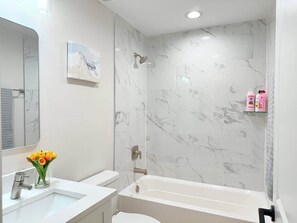 Shower, hair dryer, shampoo - Relax & Unwind: 3BR Port Charlotte Coastal Escape (Port Charlotte)