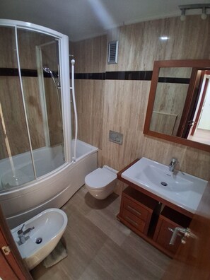 Shower, jetted bath, hair dryer, bidet - Vrbo Property (València)